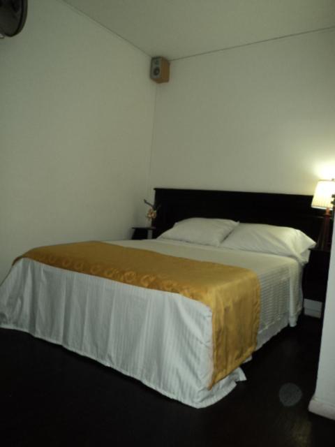 Hotel Brisas De San Francisco Medellin Room photo